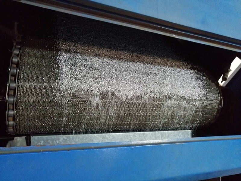 關(guān)西金屬網(wǎng)工作人員到客戶處測量烘干機網(wǎng)帶規(guī)格